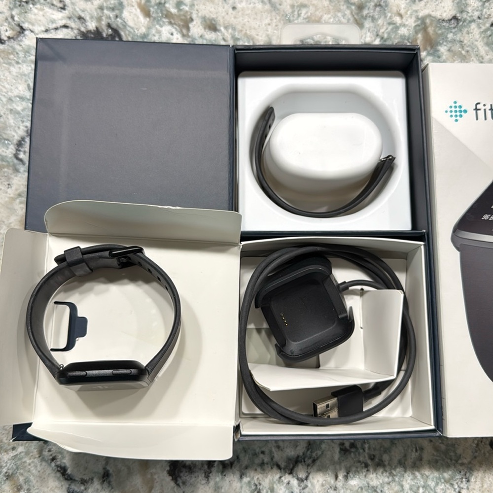004 Fitbit Versa 1 Smart Watch